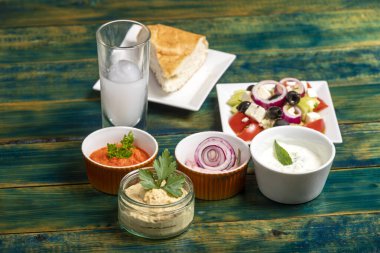 Yunanca yeşil ahşap üzerine başlangıç