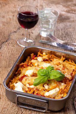 Peynirli ve fesleğenli İtalyan makarnası.