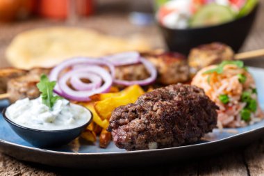 Yunan suflaki şişleri ve patates kızartması.