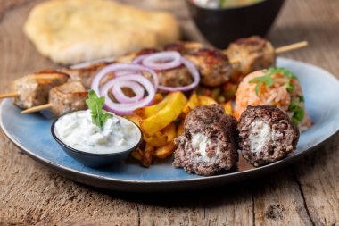 Yunan bifteki eti ve patates kızartması.