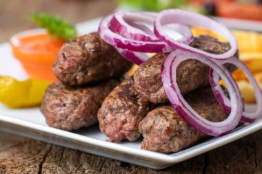 Tahtadaki bir tabakta cevapcici