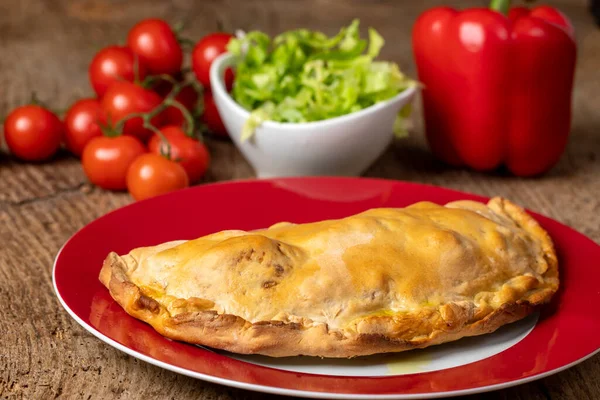 Pizza Calzone Röd Tallrik — Stockfoto