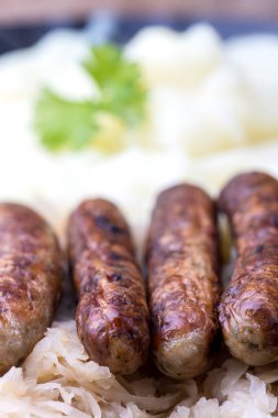 Kızarmış nuremberg sosisi ve lahana turşusu.