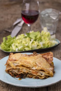 Koyu ahşap salatalı lazanya.