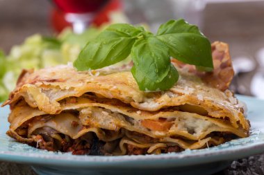 Koyu ahşap salatalı lazanya.