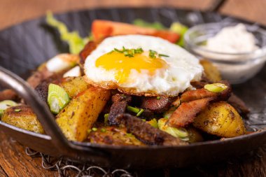 Bir tavada tirol patates homurtusu