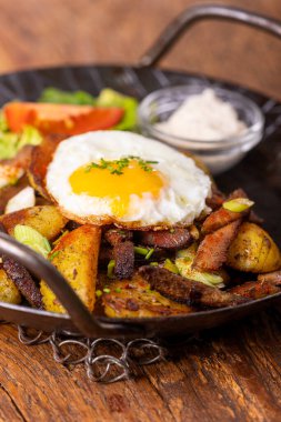 Bir tavada tirol patates homurtusu