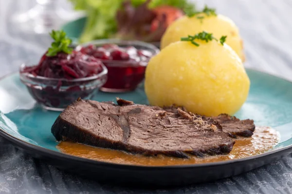 Niemiecki Sauerbraten Talerzu Pierogami — Zdjęcie stockowe