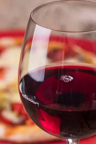 Primer Plano Vino Tinto Con Una Pizza — Foto de Stock