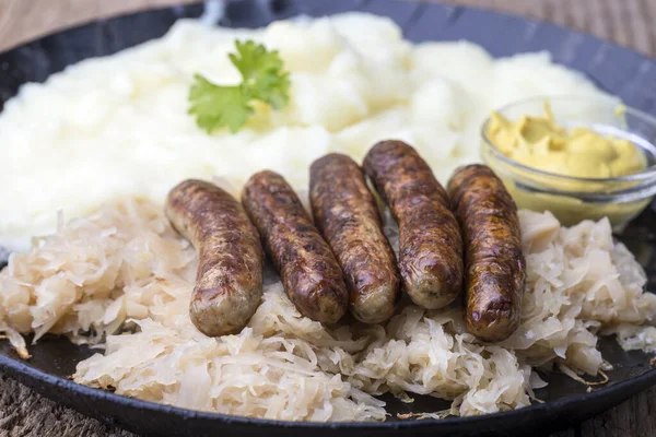 Salsichas Nuremberga Grelhadas Com Chucrute — Fotografia de Stock