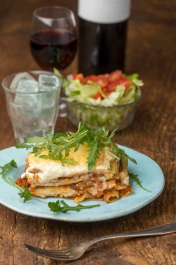 Mavi tabakta İtalyan lazanyası.