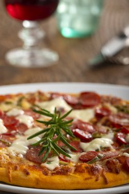 Pizzada biberiye yaprağı