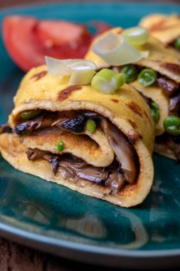 Tabakta mantarlı omlet.