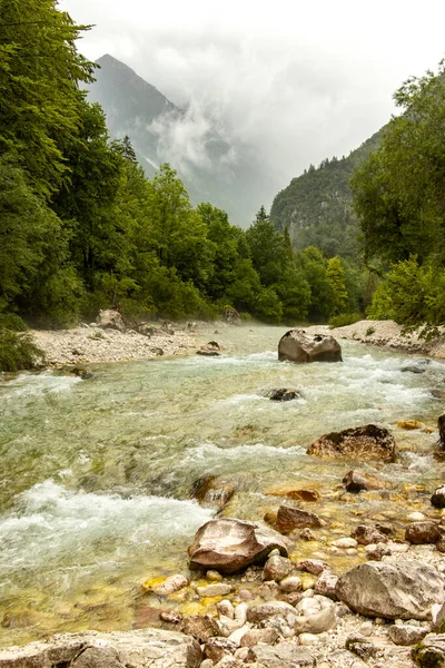 夏にスロベニアのソカ川で — ストック写真
