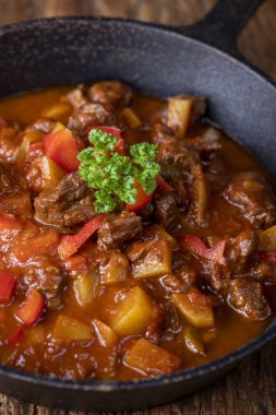 Etli ve patatesli Macar gulaşı.