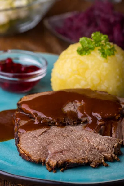 Niemiecki Sauerbraten Pierogiem Ziemniaczanym Drewnie — Zdjęcie stockowe