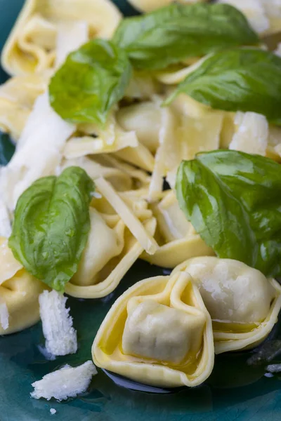 Makaron Tortellini Serem Parmezanowym Talerzu — Zdjęcie stockowe