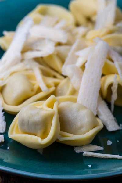 Macarrão Tortellini Com Queijo Parmesão Prato — Fotografia de Stock