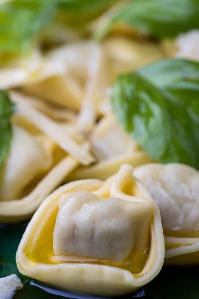 Tortellini Mit Parmesan Auf Einem Teller — Stockfoto