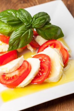 Mozarella, fesleğen ve domateslerin genel görünümü