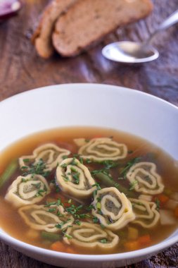 Bavyera ahşap maultasche çorbası