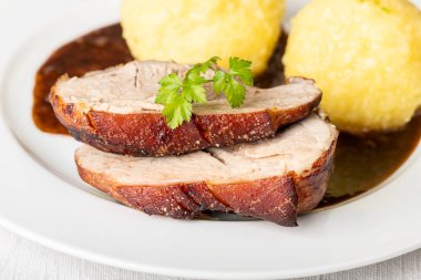 Bavyera usulü kızarmış domuz etli börek.