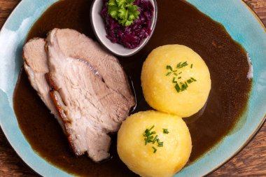 Bavyera usulü kızarmış domuz etli börek.