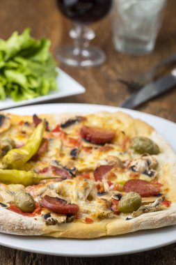 Tabaktaki pizzanın yakın çekimi.