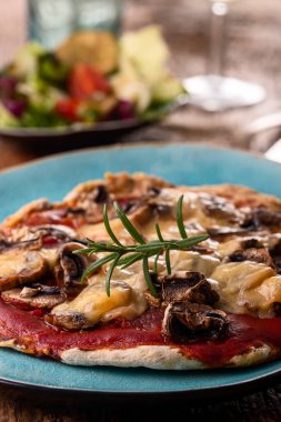 Tabakta mantarlı pizza