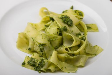 Tagliatelli makarna ve yaban sarımsaklı pesto