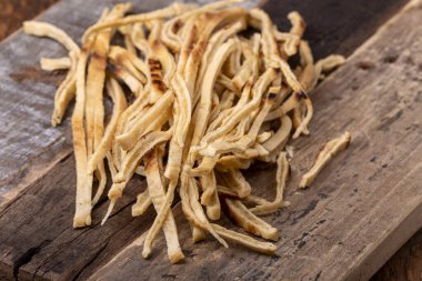 Tahtada dilimlenmiş krep şeritleri