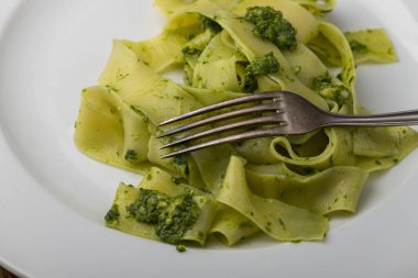 Tagliatelli makarna ve yaban sarımsaklı pesto