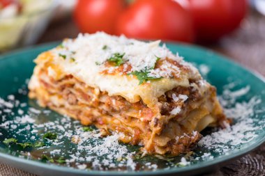 Yeşil tabakta bir porsiyon lazanya