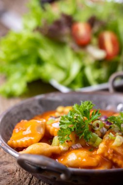 Bakır güveçte ravioli.