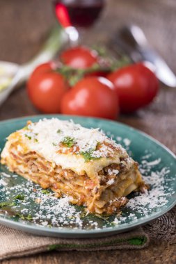 Yeşil tabakta bir porsiyon lazanya