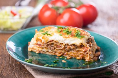 Yeşil tabakta bir porsiyon lazanya