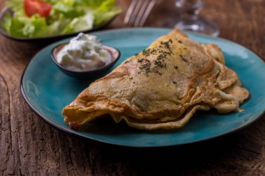 Tahtaya doldurulmuş Avusturya krepi.