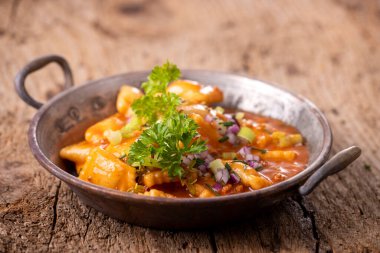 Bakır güveçte ravioli.