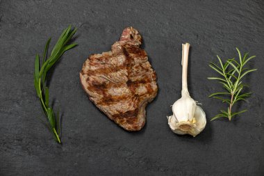 Siyah tahtada ızgara biftek.