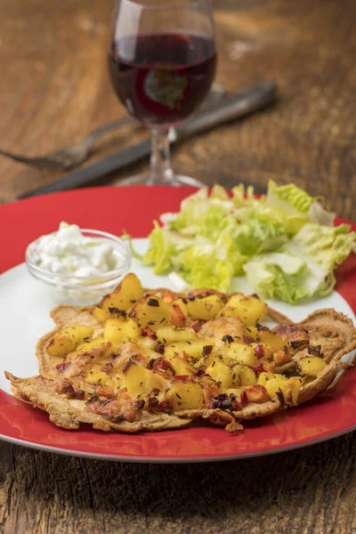 Oostenrijkse Pannenkoek Met Aardappelen Salade — Stockfoto