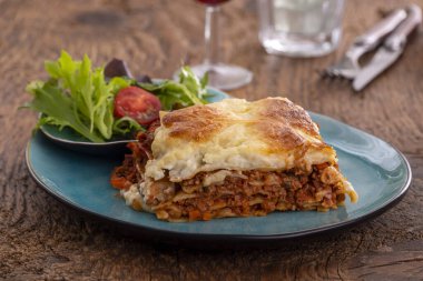 Tabakta bir porsiyon lazanya.