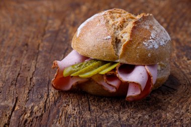 Bavyera Köftesi ekmeği tahtada