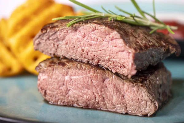 Gegrilltes Steak Mit Frischen Kartoffelgittern — Stockfoto