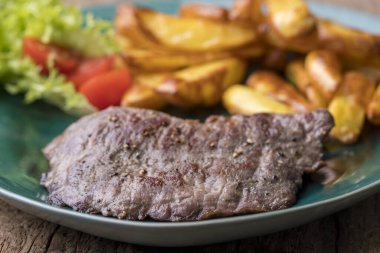 Kızarmış bifteğe yakın plan.