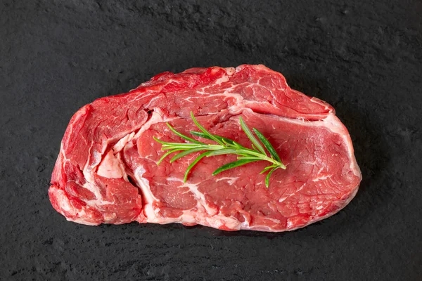 Overzicht Van Een Rauwe Biefstuk Zwarte Plak — Stockfoto