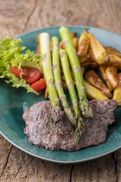 Asparagi Una Bistecca Alla Griglia Con Patatine Fritte — Foto Stock