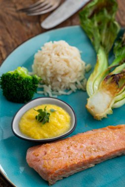 Brokoli ve pirinçli ızgara somon.