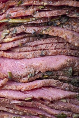 Dilimlenmiş pastırma eti yığını