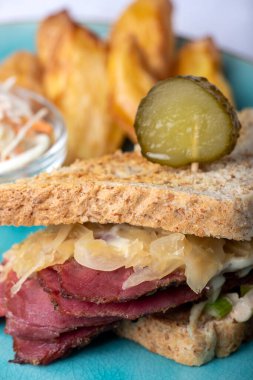 Reuben sandviçi ve patates kızartması.