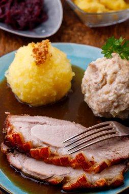 Bavyera usulü kızarmış domuz etli börek.